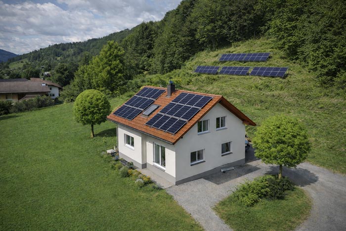 Pongau Einfamilienhaus mit PV Anlage am Dach und am Hang